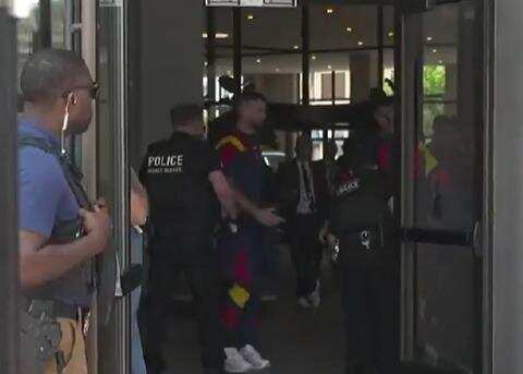 西阿世界杯决赛开打 球员离店需过安检