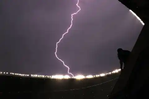 雷暴袭亚特兰大 可闭合顶棚确保世杯赛照常